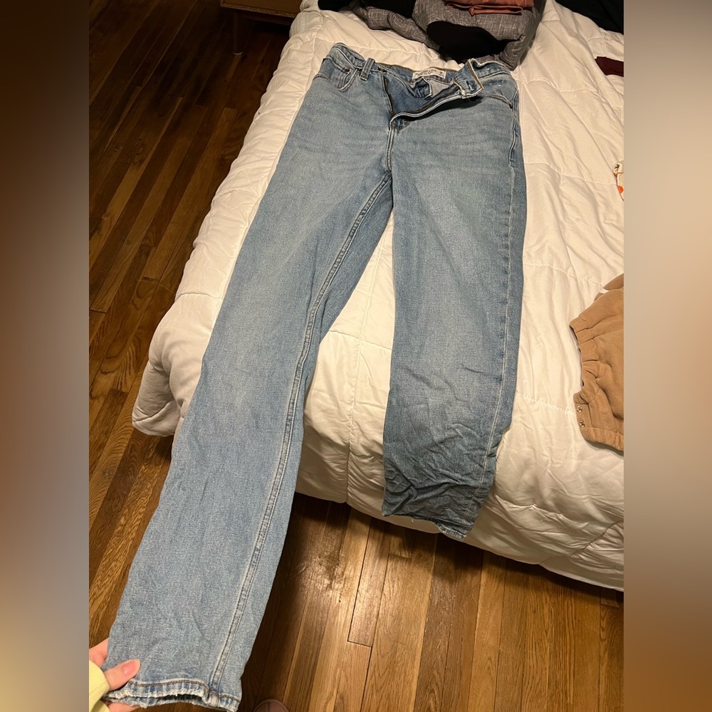 Abercrombie &e Fitch
The 90s Slim Straight
Uttra High Rise